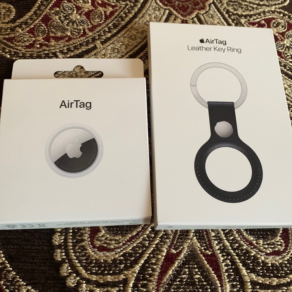 Apple air tag and Apple leather key ring in midnight color